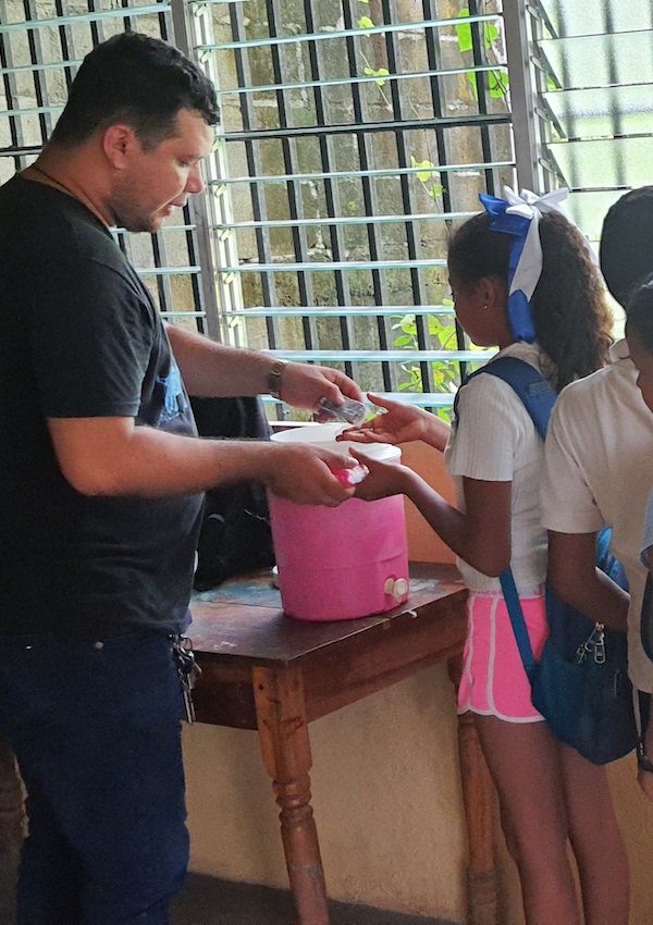 JustHopeNica's tweet photo. Patricia Jimenez is an English student in JustHope’s University Scholarship program. For her community service, she teaches English classes to 15 youth ages 9-11 at the Chacraseca Cultural Center 3 times a week. The youth also get snacks! More at https://t.co/NuKcRW6iqi https://t.co/xZSu7cCqGN
