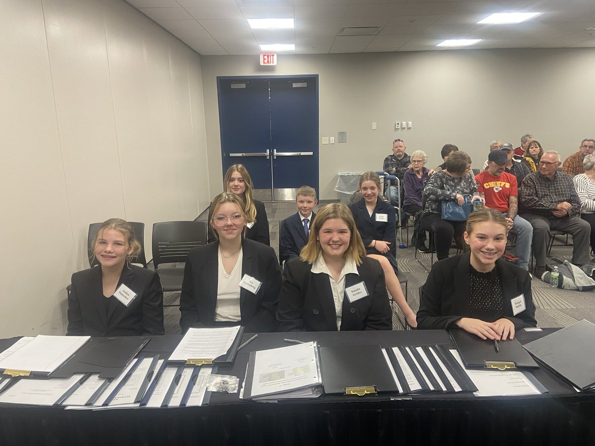 nesbittmath's tweet photo. PAC mock trial competing at regionals today! Looking good. 😎 #ThePrideIsInTheTradition ⚖️⚖️⚖️ https://t.co/BkJgmithyJ