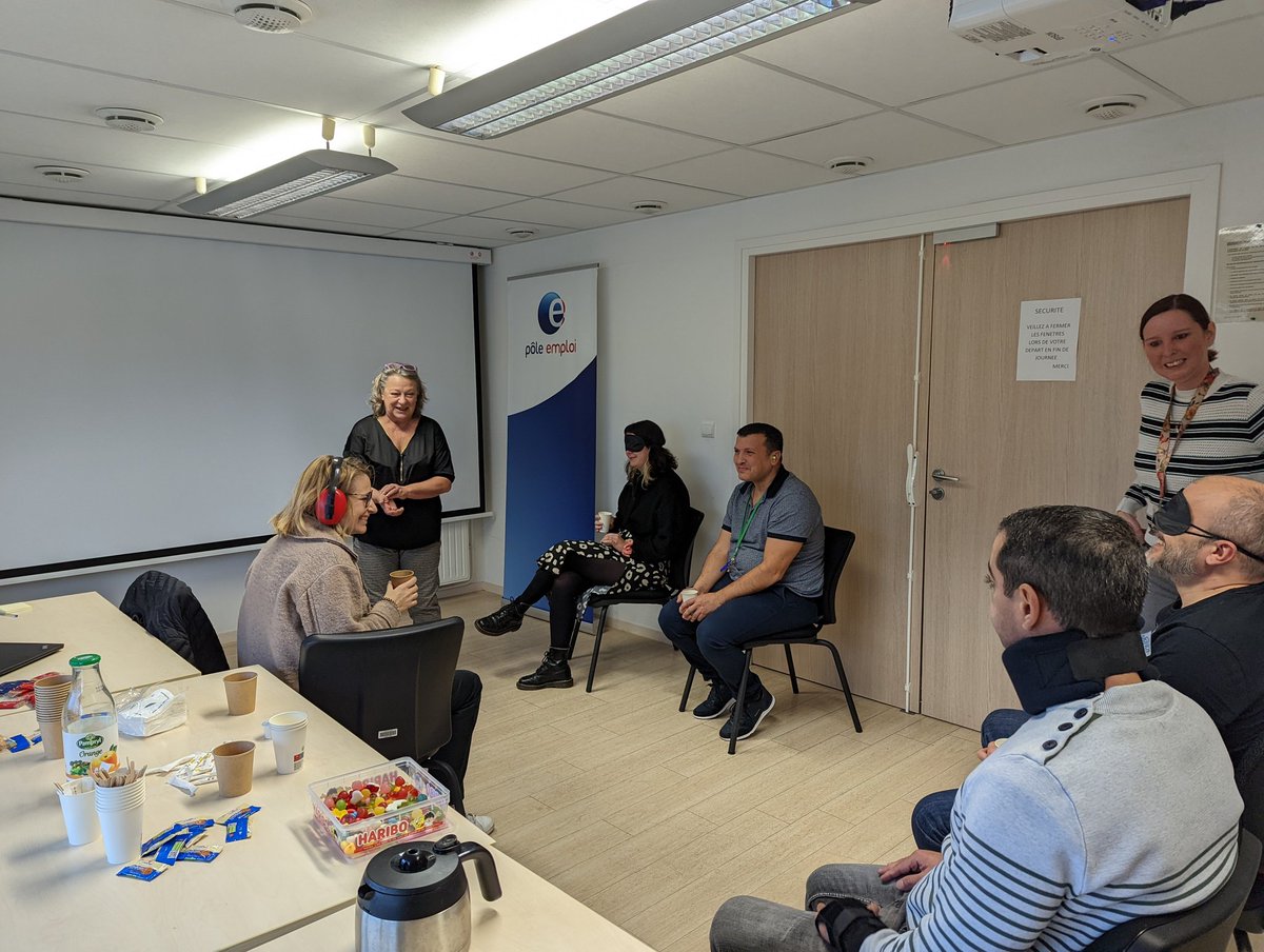 TiphaineFALIZE's tweet photo. Dans le cadre de la #SEEPH2022, les équipes d'Amiens Dury se sont sensibilisées aux handicaps, par une expérience immersive. Félicitations à nos conseillères pour cette belle animation et aux conseillers qui ont tenté l'expérience. 👍 https://t.co/yhF5fgSNf0