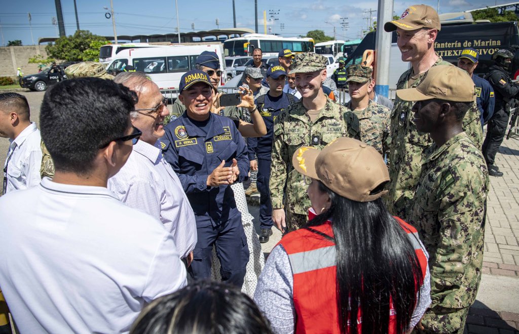 El Ministro de Defensa de Colombia, el Sr. Iván Velásquez visitó el buque hospital #USNSCOMFORT y los espacios de servicios médicos como parte de la misión #PromesaContinua #CP22 <a href="/FNC_ArmadaCol/">Fuerza Naval del Caribe</a> <a href="/ArmadaColombia/">Armada de Colombia</a> <a href="/FuerzasMilCol/">Fuerzas Militares de Colombia</a> <a href="/mindefensa/">Mindefensa</a> <a href="/USEmbassyBogota/">US Embassy Bogota</a>