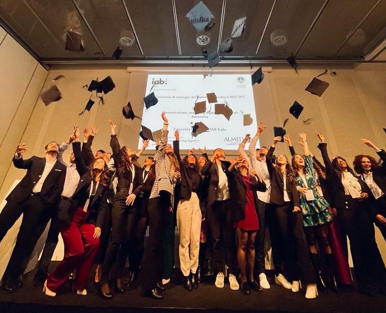 EGelisaguidi's tweet photo. 🎓 Allo #IABForum2022 vengono anche consegnati i diplomi agli studenti della scorsa edizione del #master in Comunicazione, Marketing Digitale e Pubblicità Interattiva di @Almed_Unicatt.
Complimenti a tutti i ragazzi!🎉
@IABItalia #DecodingChange https://t.co/UDuEof41y6