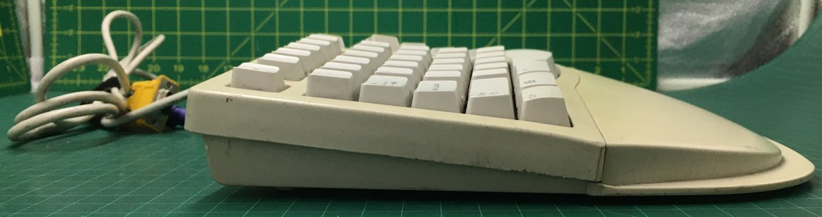 RetroTechMuseum's tweet photo. PC Concepts SK-6000 i-MMT Internet Multi-media Technology Keyboard

This is an #ergonomic keyboard with a built in touch pad mouse. The keyboard is PS2 and the mouse is serial port. 

There is very little information about this specific #keyboard online. https://t.co/rxP25Qcjyw