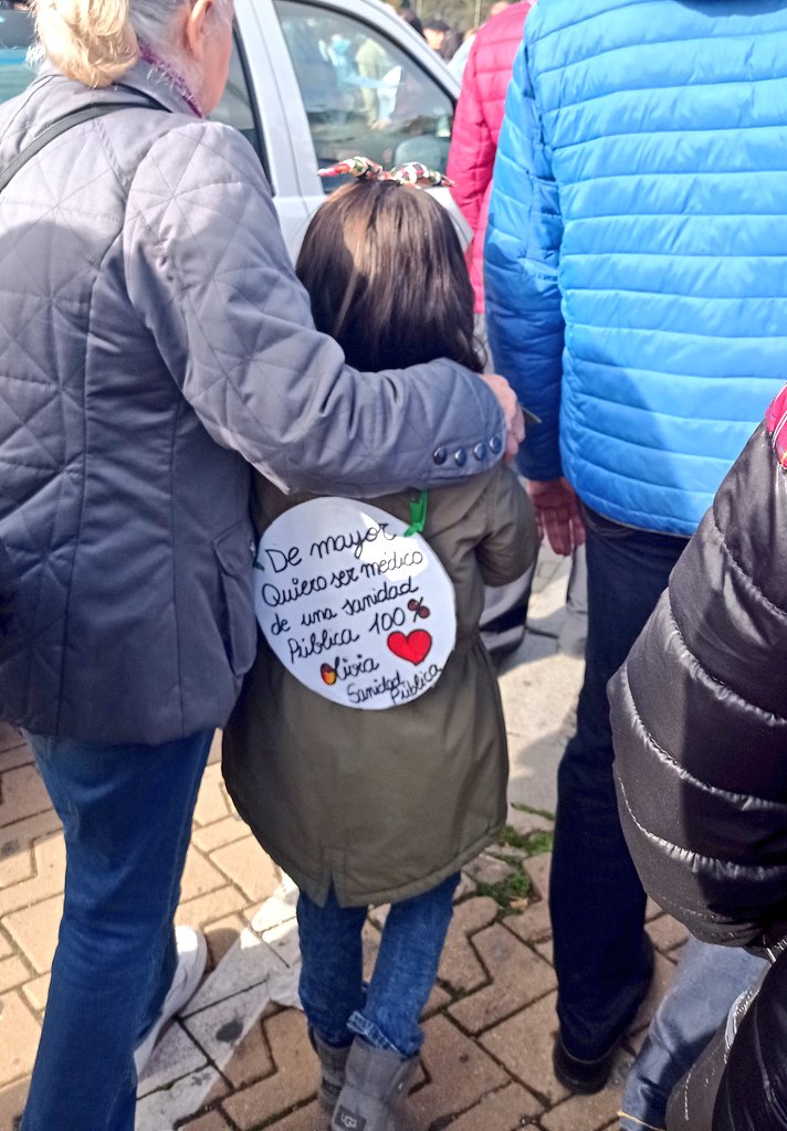 Orientaniel's tweet photo. El pasado domingo #13N esta niña y su mensaje me enternecieron...¡Por una sanidad pública 100%! 💚💪 https://t.co/wjn1qRqBdE