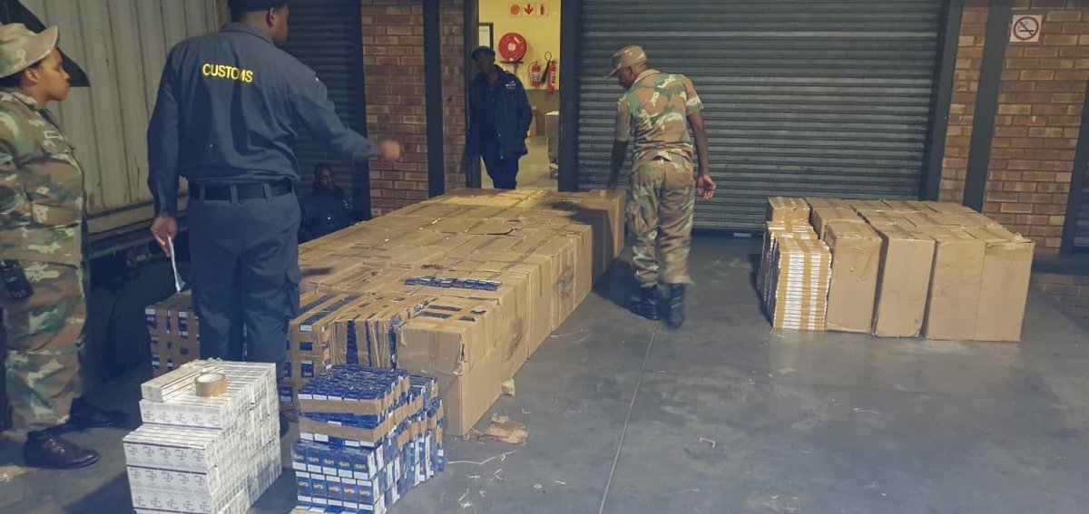 Abramjee's tweet photo. Smuggling is continuing on a mass scale from Zimbabwe into South Africa. Soldiers seized over R800 000 of illicit cigarettes in the latest bust. It was found in the Limpopo River. The suspects ran back into Zim. https://t.co/XZzHFLItMF