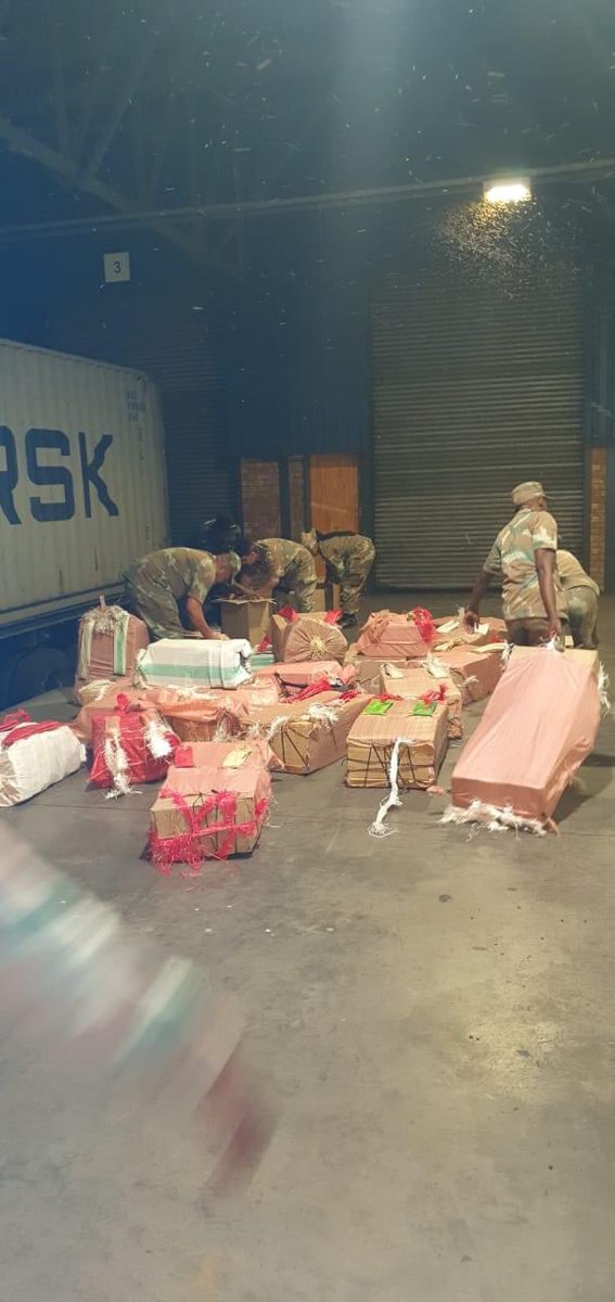 Abramjee's tweet photo. Smuggling is continuing on a mass scale from Zimbabwe into South Africa. Soldiers seized over R800 000 of illicit cigarettes in the latest bust. It was found in the Limpopo River. The suspects ran back into Zim. https://t.co/XZzHFLItMF