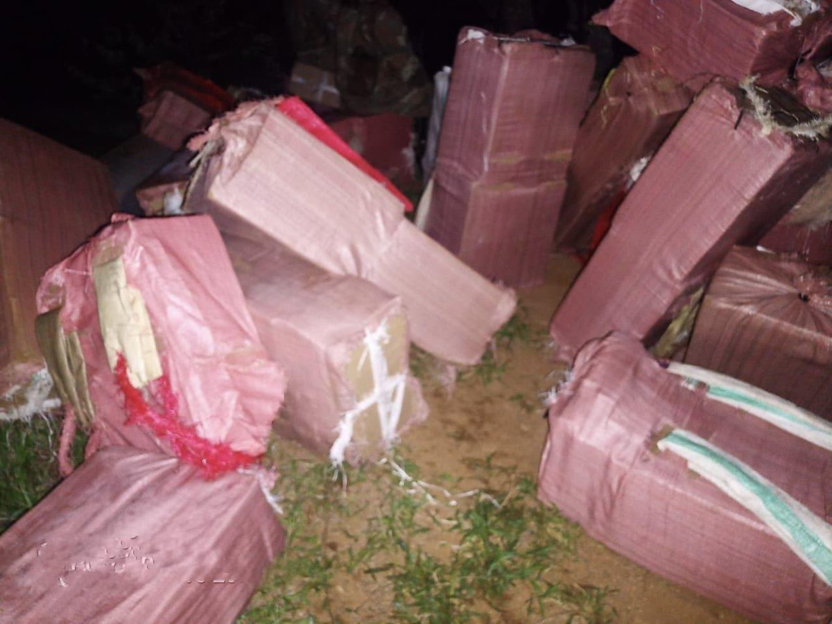 Abramjee's tweet photo. Smuggling is continuing on a mass scale from Zimbabwe into South Africa. Soldiers seized over R800 000 of illicit cigarettes in the latest bust. It was found in the Limpopo River. The suspects ran back into Zim. https://t.co/XZzHFLItMF