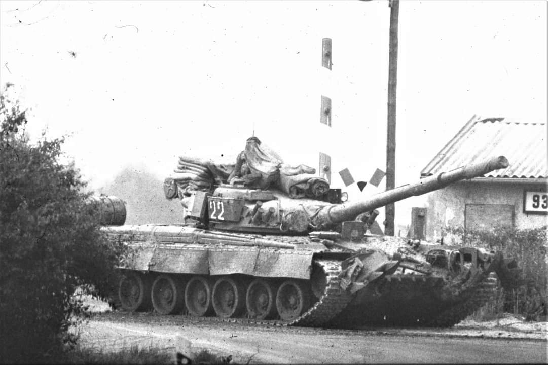 TRUFAULT's tweet photo. Unos #T80B del GSSD en un cruce de ferrocarriles de la antigua Alemania del Este.
🇩🇪
#DDR #tankmen #tankers #TankMan #TankaThursday #Tank #Tanks #Warzone #carrosdecombate #Wars https://t.co/HXgxZ26N0o