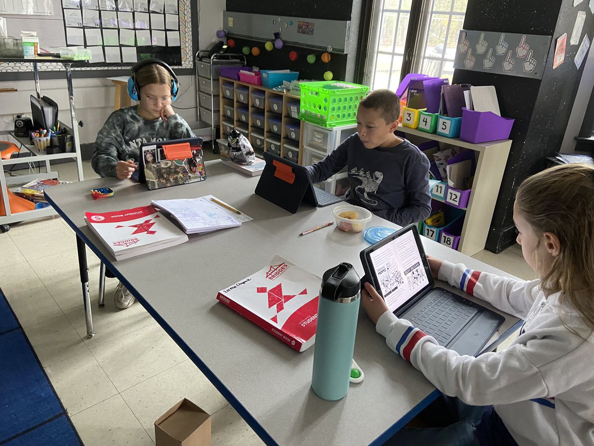 Setting the calm mood to refocus after having fun in specials! These kiddos are now ready to learn after some 60BPM music and a calm classroom mediation 🧠💡👍🏼 #112leads #raviniarocks