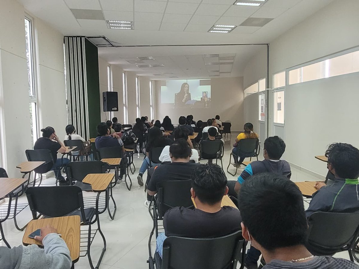 Desde la <a href="/UIMQRoo/">UIMQROO</a> con estudiantes de diversas carreras, seguimos la transmisión de la presentación del libro #LaNiñadelaMontaña de <a href="/EufrosinaCruz/">Eufrosina Cruz</a> y los comentarios de la consejera <a href="/adriafavela/">Adriana Favela H</a>