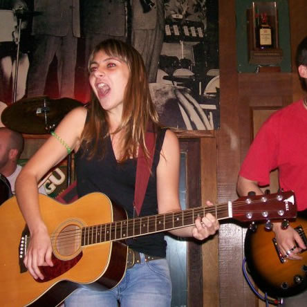 BandaBelsen's tweet photo. A primeira experiência da Nina Prado com nosso time efetivamente aconteceu antes da Belsen, em um show da Gamesh no Tonton Music Bar (São Paulo) em 28/agosto/2010. Quer saber toda a história? Acesse: https://t.co/vqT9gUgqXx
#bandabelsen #bandagamesh #tontonjazz #pro3000multimeios https://t.co/187O3cn1SI