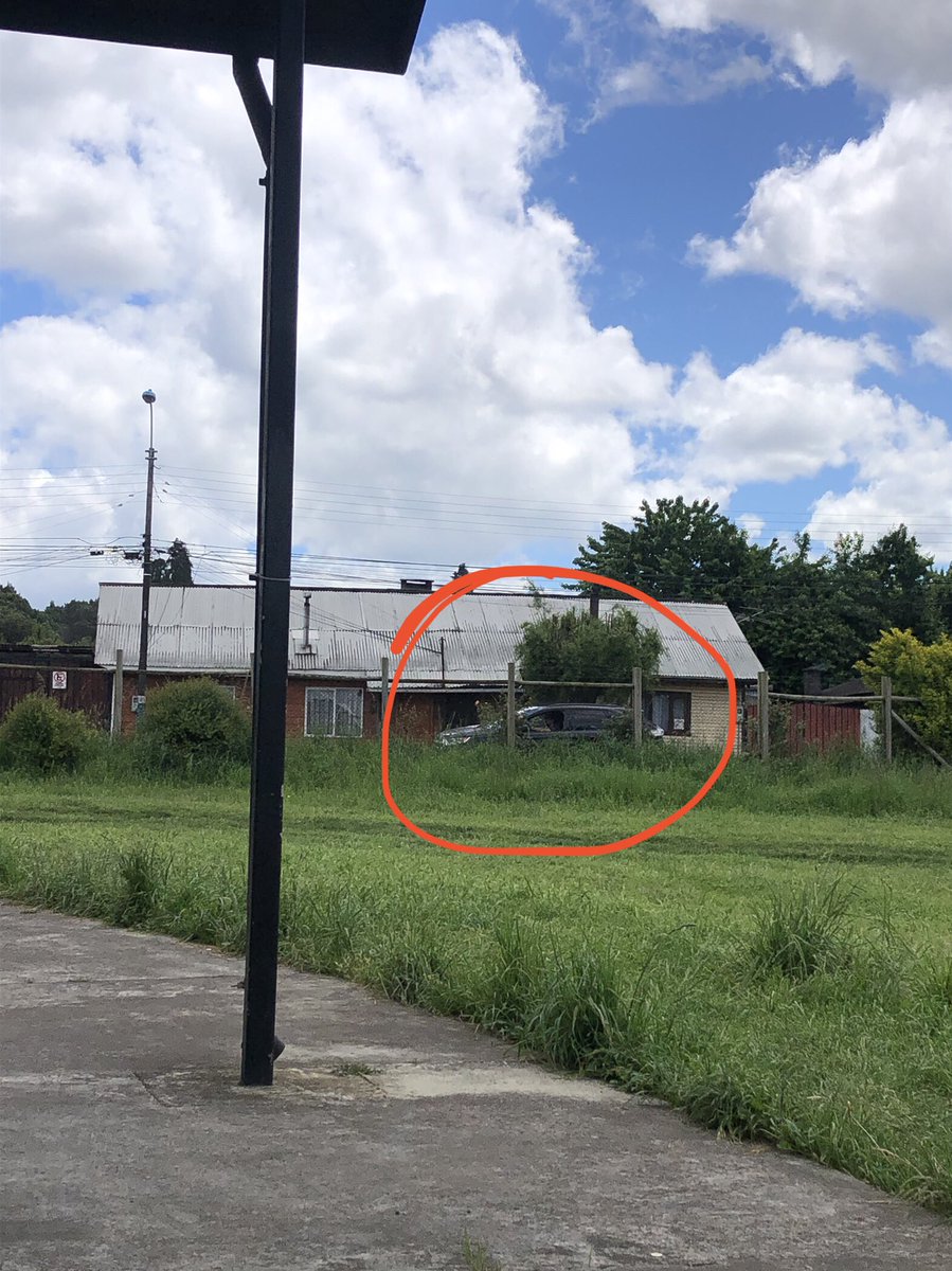 richypsd's tweet photo. Este tipo tiene Plata para andar en una SUV del año, pero no tiene pa comprar 1 kilo de arena y viene a sacar desde la cancha de voleibol qué hay en el parque chuyaca. https://t.co/3h48VYhXXD