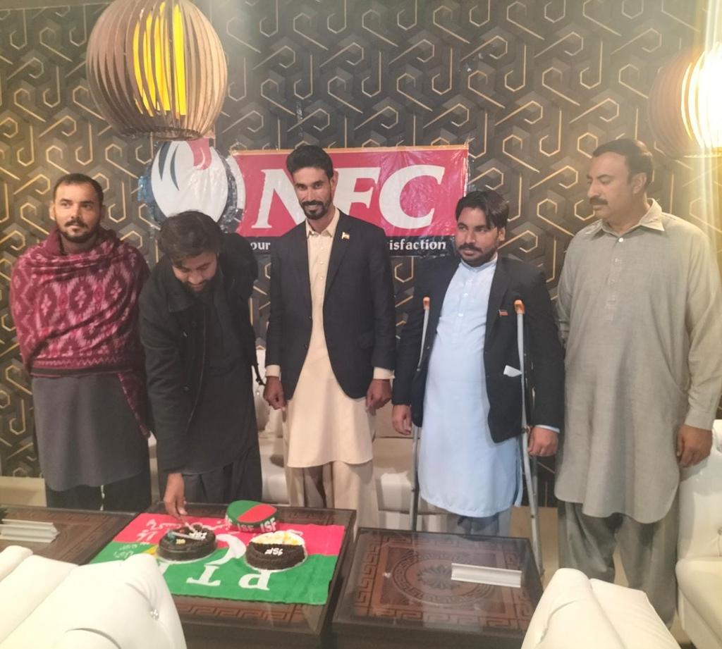 ISFPakistan's tweet photo. کنوینئر انصاف سٹوڈنٹس فیڈریشن اٹک ملک فیضان ، گرلز ہیڈ وجہیہ عظمت اور کنوینئر یونیورسٹی ہیڈ مناہل مظہر کا اٹک میں انصاف سٹوڈنٹس فیڈریشن کی پندرہویں سالگرہ کے موقع پر اپنی ٹیم کے ہمراہ کیک کاٹا
#ISF #15YearsofISF https://t.co/cmshVUicTk