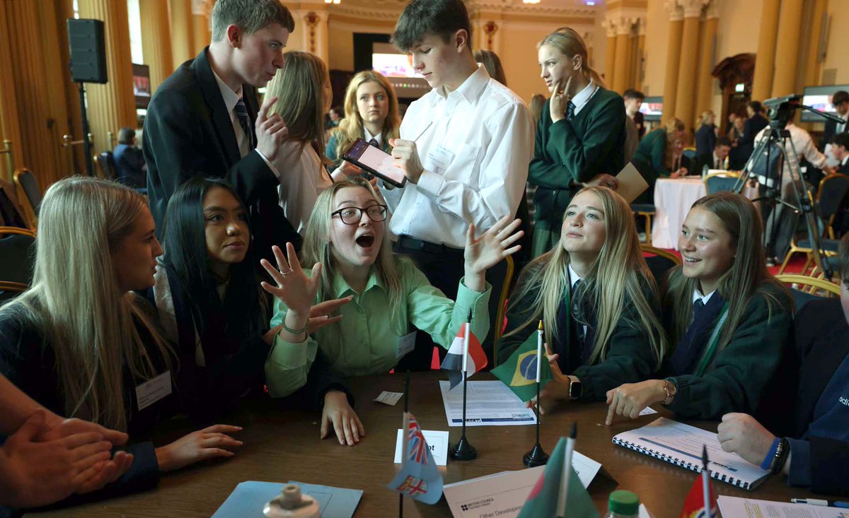 BCouncil_NI's tweet photo. Pupils from 28 schools from across NI came together at Belfast City Hall today to debate on the climate crisis.
Playing politicians, journalists & lobbyists, they discovered what it's was like to negotiate a real climate deal.
More 👇
https://t.co/xOCVevilRw #COP27Simulation https://t.co/jUMZcZ653q