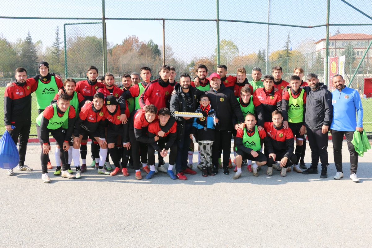 Bubikoglu_'s tweet photo. Karınca kararınca,oğlumla."Sevdamıza" desteğe gittik.Vazgeçmeyenlerin selamını ilettik.Vazgeçmeyeceğiz,sizde vazgeçmeyin dedik.Pazar parasınla maça gelen Ahmet amcamızı söyledik.Onun için ve onun gibi "adamlar"için,pes etmeyin dedik.YAŞASIN ESKİŞEHİRSPOR🖤⚡❤️
@Eskisehirspor https://t.co/NySc5aSDQ5