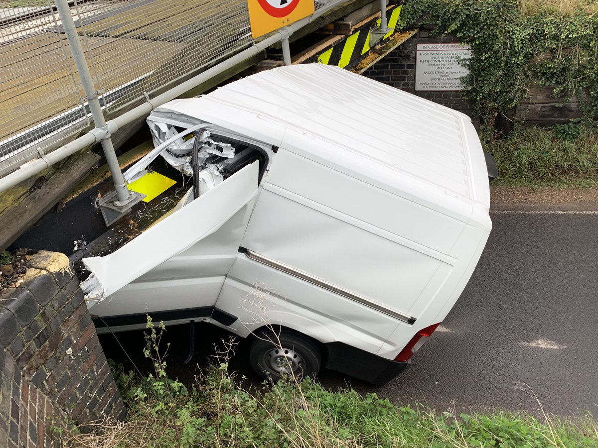 bigbarney130's tweet photo. A lot of chat on here today about a bridge local to me being the most bashed in the UK. If you are in anything bigger than a car, use the adjacent level crossing. #bridgebash #bridge #knowyourheight https://t.co/4UyGDxtzkc