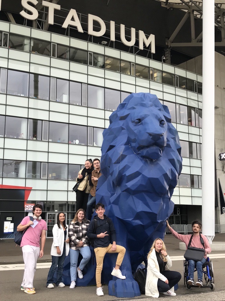 EpitechDigital's tweet photo. Nos étudiants lyonnais ont eu l'opportunité de participer à la 1ère édition d'un événement organisé la semaine dernière au Groupama Stadium par le MEDEF autour de la thématique "Jeunesse et Entreprise : ça match !" 😊🗣️

#EpitechDigital #Lyon #Echange #Entreprises #Etudiants #Job https://t.co/lJV94Pa6x0
