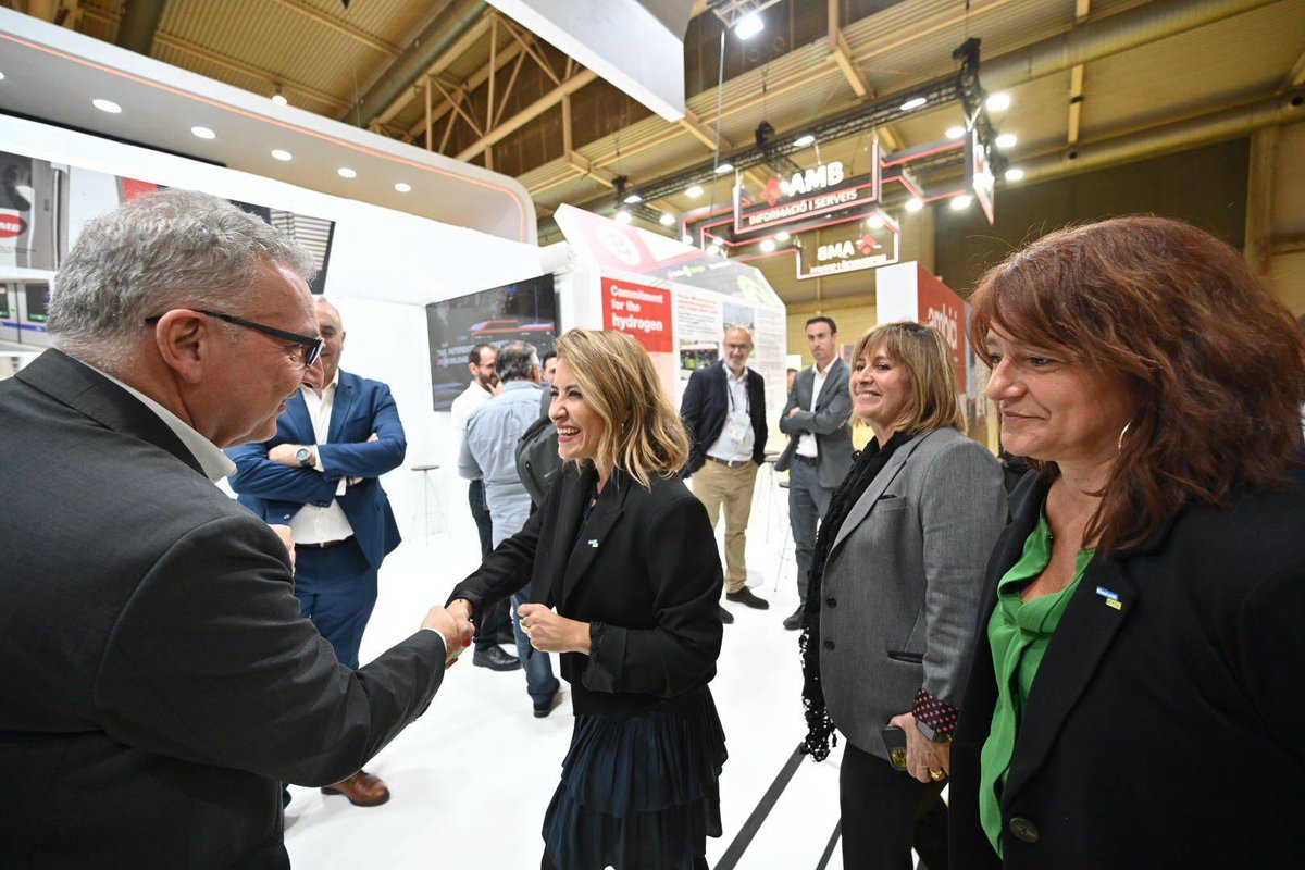La presidenta de #TMB <a href="/laiabonetrull/">Laia Bonet</a> i el Conseller Delegat, Gerardo Lertxundi, han rebut a la ministra <a href="/raquelsjimenez/">Raquel Sánchez</a> a l'estand de TMB <a href="/_TomorrowMob/">Tomorrow.Mobility</a> i li han explicat els darrers projectes de l'entitat per seguir avançant cap a una mobilitat més sostenible #TMWC22