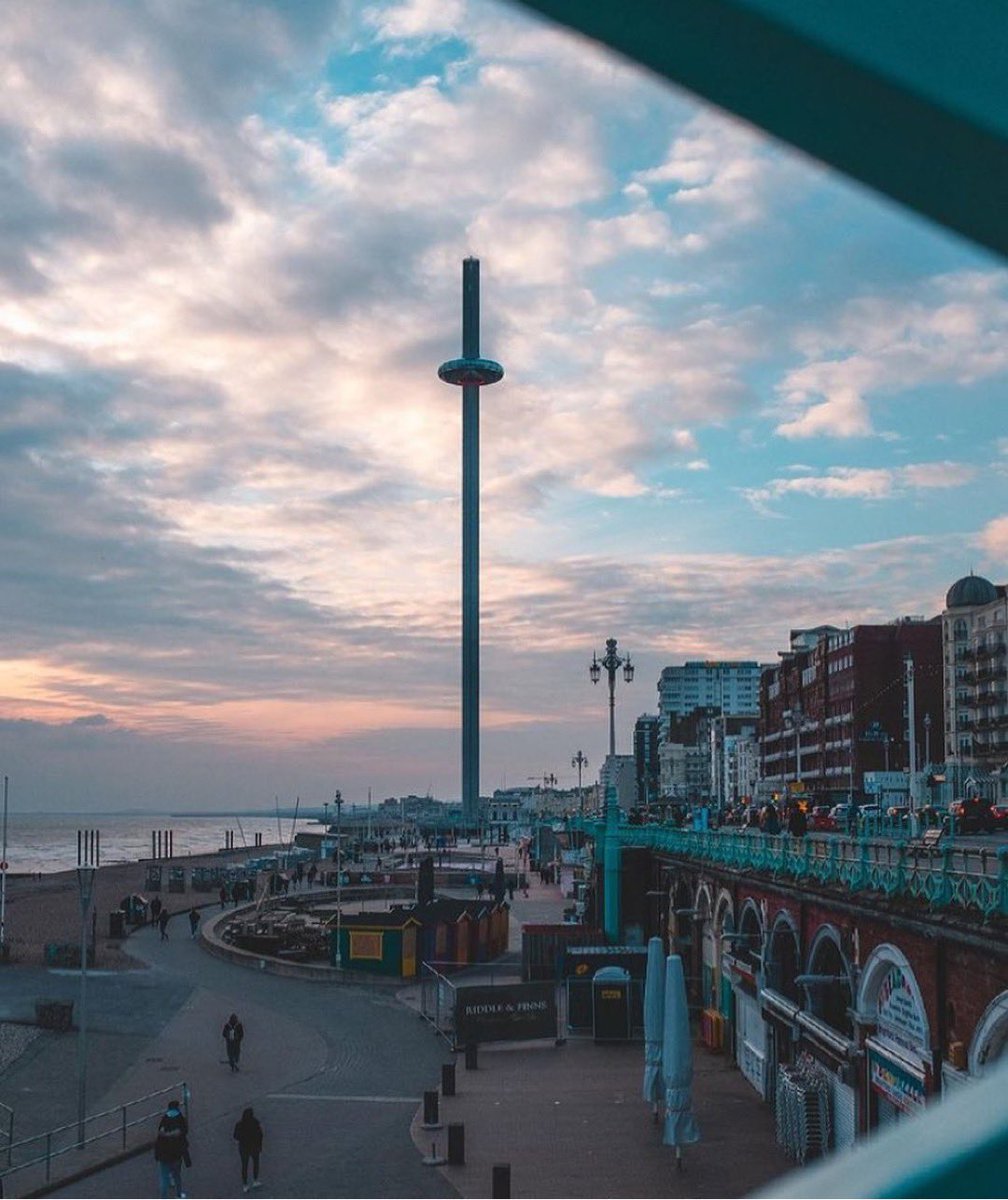 i360_brighton's tweet photo. Moody Brighton skies 💨 

📷 @dajchai_ 

#i360 #BrightonsBestViews #ilovebrighton #brightonseafront #moodyskies #brightonbeach #moodysky https://t.co/whg4laeVoc
