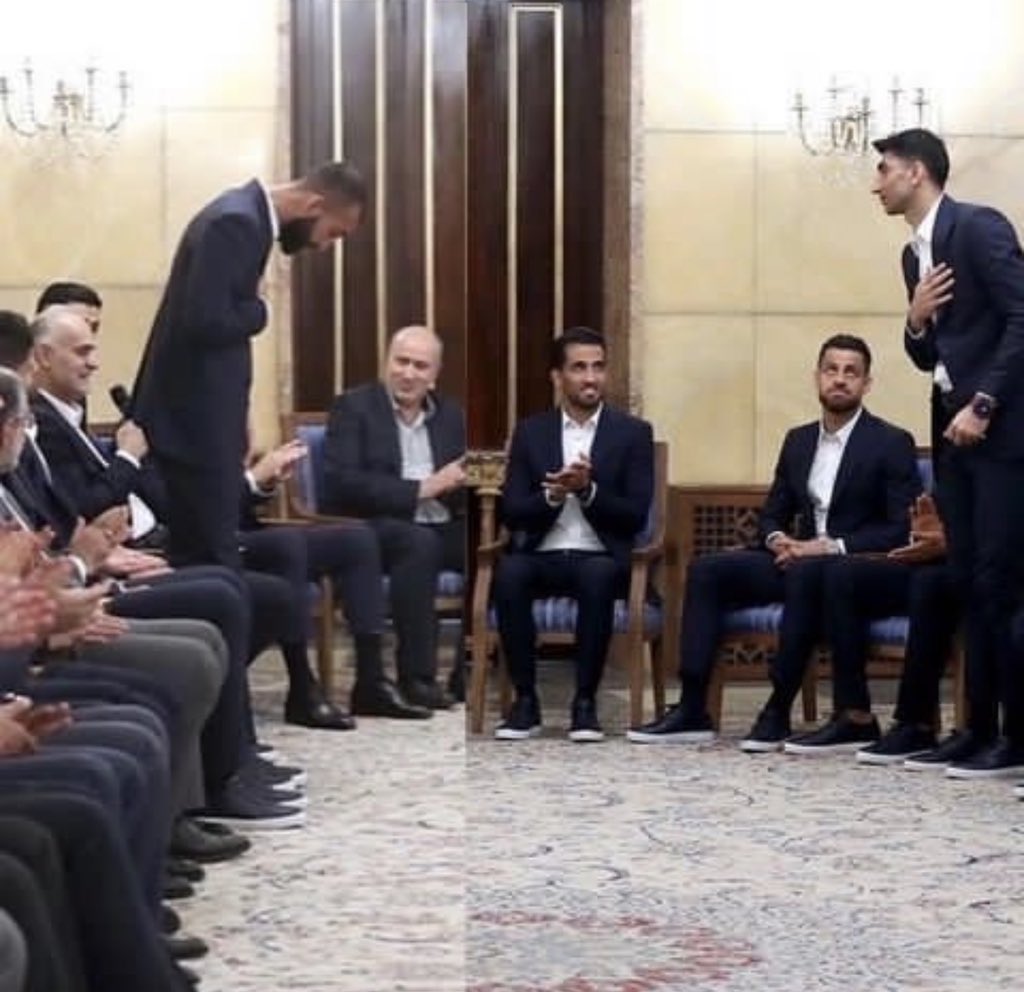 حکایتی بود که راهزن ها، زن و شوهری رو میگیرن و از زن میخوان که باید برقصی وگرنه میکشیمتون! زن میرقصه و آزاد میشن. مرد خیلی ناراحت بود، زن میگه چرا تو قیافه ای، خب مجبور بودم! مرد میگه میفهمم مجبور بودی برقصی ولی مجبور نبودی قِر و عشوه اضافه بیای!