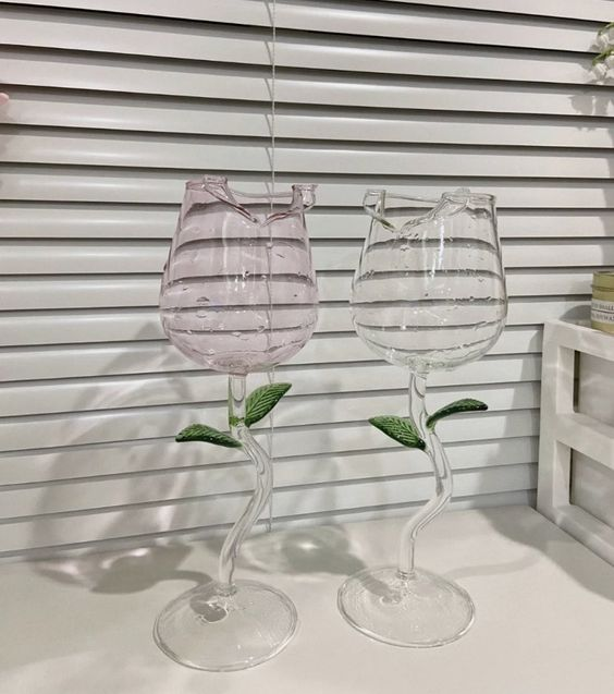 lavieestbelIe's tweet photo. Rose shaped glasses https://t.co/lBKsQYQ3Kc