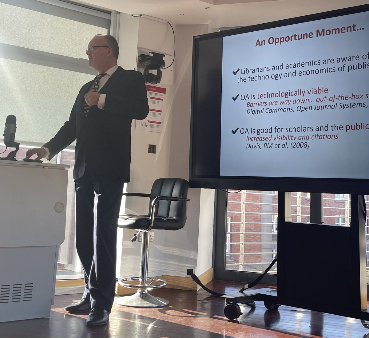 marie_librarian's tweet photo. Great day for open access publishing including library publishing at @HECA_IRL's conference on open research (#heca22)with Trevor Haugh @DBSLibraryTwits on DBS Review, Niamh Brennan on @LibPubCoalition & @Educopia's Library Publishing Curriculum & Conor Murphy @SAHJournal. 👏👏 https://t.co/lTbe50pSVh