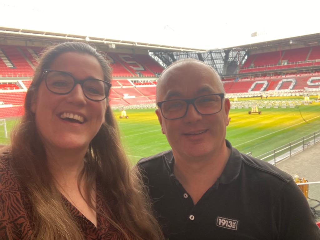 jvangeffen's tweet photo. Vanmiddag samen met mijn hrm manager van #buronexus heerlijk geluncht bij @DeVerlenging in het mooiste stadion van Nederland .
Het "broodje vd Kuijlen " smaakte prima ! https://t.co/HWGrIPOWK2