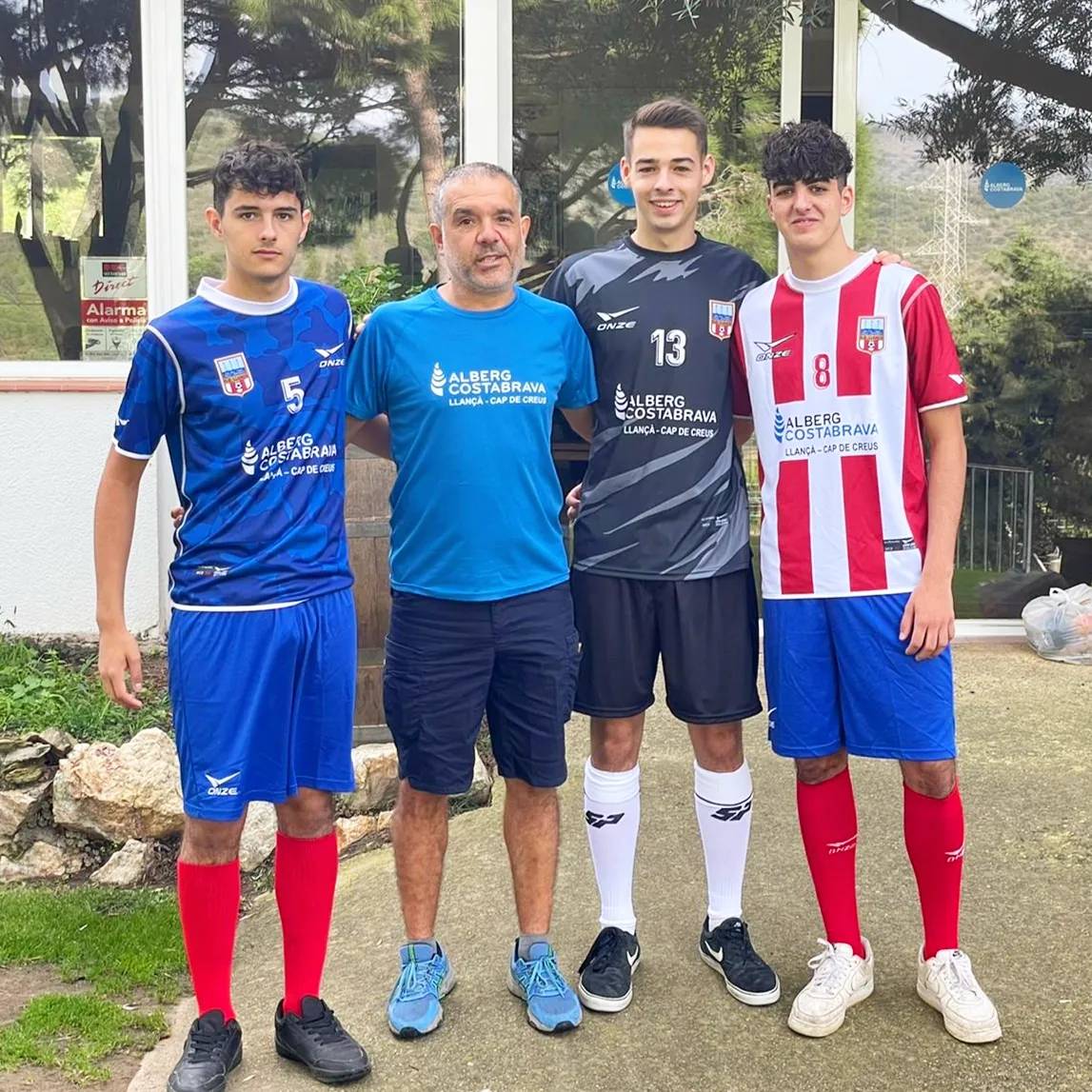 CELlanca's tweet photo. PATROCINADOR | ⚪🔴⚽

👕 Les samarretes de l'equip Juvenil del club estan patrocinades per Alberg Costa Brava de Llançà @albergcostabrava.

📸 Foto del patrocinador amb jugadors representants de l'equip.

#FutbolBase
#Llançà
#Patrocinador https://t.co/8oa5CtLTkk