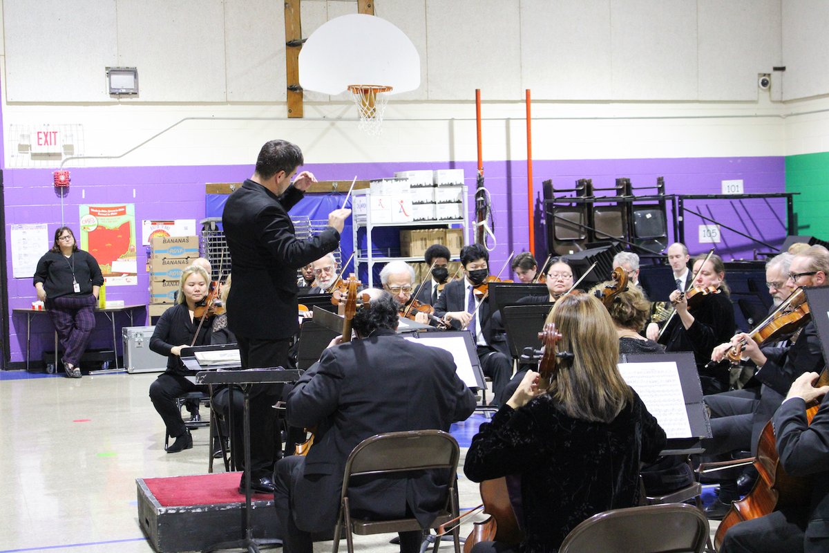 ColsCitySchools's tweet photo. Columbus Symphony Orchestra’s music filled the gym at Duxberry Park. Students learned about minor (sad) and major (happy) chords. Each student was given a card to hold up during the concert. The cards showed what emotion the students felt when they heard various songs. #OurCCS https://t.co/nc3QNkFsEh