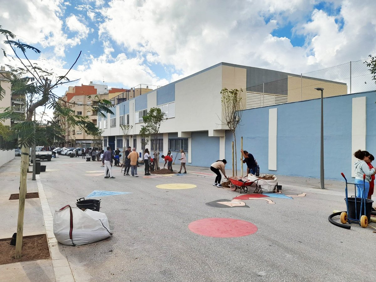 ajuntpalma's tweet photo. 🌳Les #SembresPopulars arriben al CEIP Felip Bauzà!🌱Hem sembrat 12 arbres amb els alumnes al carrer Germans Garcia Peñaranda 📍

😍Hem culminat la transformació d’aquest espai que ara és d'ús exclusiu per a vianants

#Objectiu10mil https://t.co/k9i2jcOWgD