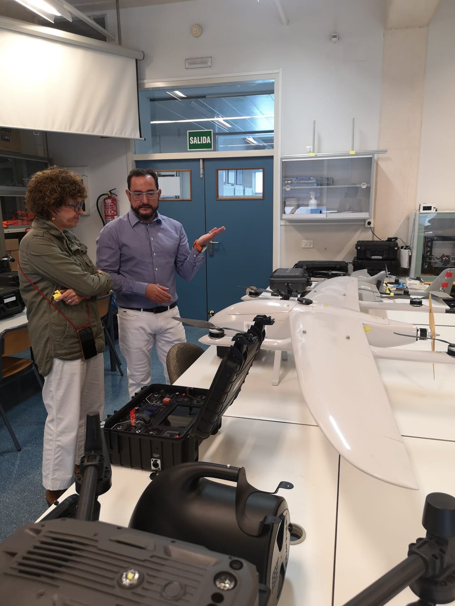 JosefinaBueno1's tweet photo. Conociendo de primera mano el proyecto #REDOLIS en el que participamos con la @UPV.  @iquinta08 nos ha contado cómo organizan un espacio para que los #drones puedan sobrevolar y llevar a cabo sus funciones. Actualmente son muy importantes, por ejemplo, en ayuda a emergencias. https://t.co/Fo3moUxmeI