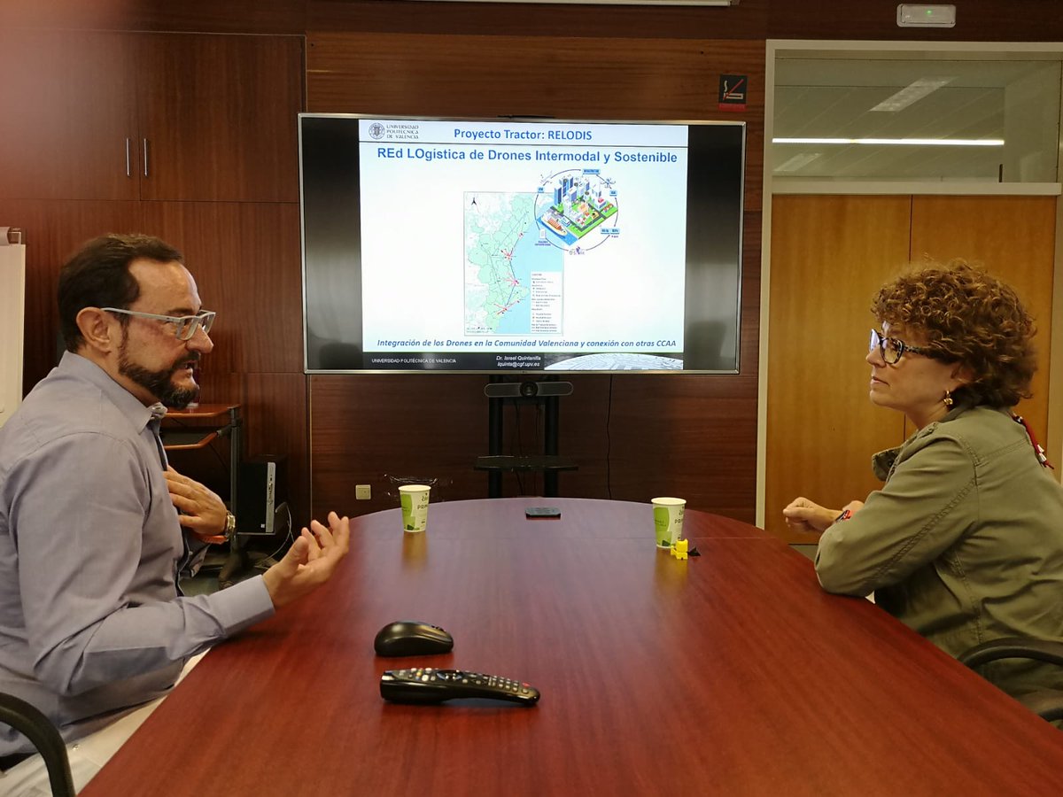JosefinaBueno1's tweet photo. Conociendo de primera mano el proyecto #REDOLIS en el que participamos con la @UPV.  @iquinta08 nos ha contado cómo organizan un espacio para que los #drones puedan sobrevolar y llevar a cabo sus funciones. Actualmente son muy importantes, por ejemplo, en ayuda a emergencias. https://t.co/Fo3moUxmeI
