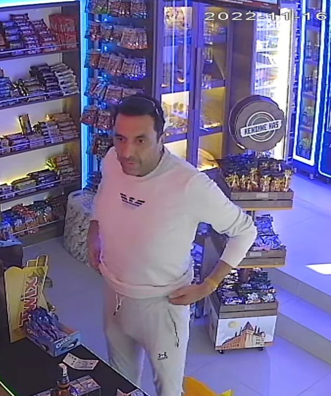 AybasOzgur's tweet photo. Dükkan kamerasına yansıyan bu şahıs müşteri olarak dükkana girip alışverişi isviçre frangı ile yapmak istediğini söylüyor ancak ödemeyi isveç kronu ile yapıyor. 1 İsviçre Frangı = 18,8121 TL. / 1 İsveç kronu = 1,77 TL tüm esnaf dikkatli olsun https://t.co/nxiuaNfwxQ