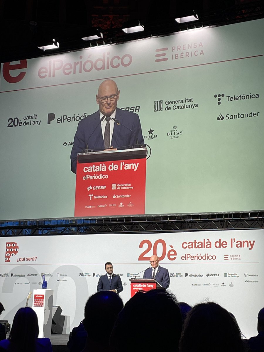 ainardz's tweet photo. 🥂Ahir El Periódico va nomenar  #cataladelany John Hoffmann. L’equip d’@intermediagdc vam ser-hi i vam brindar per molts més èxits. A la foto amb la @martasantiagom i l’@albertortas. https://t.co/6K4z44quGq