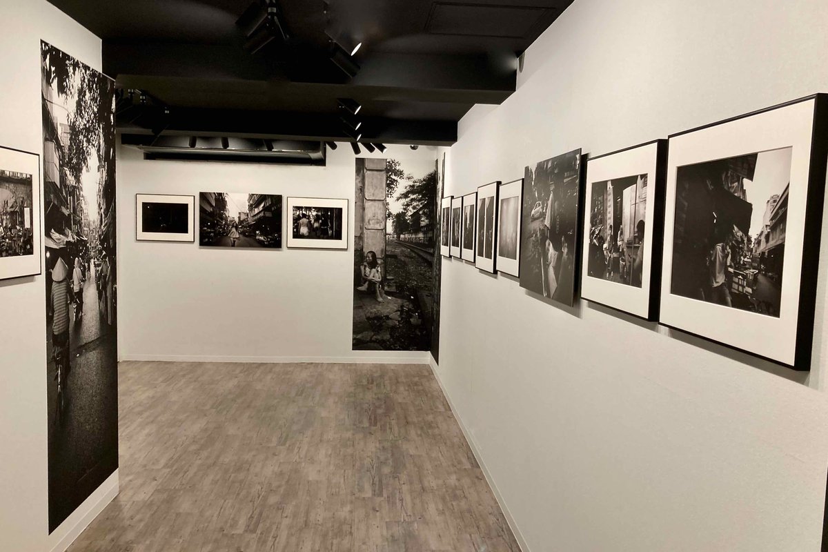 DrYamanouchi's tweet photo. #大村英明 さん写真展”越 南”に伺う。
#Voigtländer の広角レンズとLeicaで撮られたベトナムは
温度・湿度・匂い..生活感がリアルに伝わって来る。
腰の強い #INNOVA コットングロスへのプリントも秀逸!
是非!!
https://t.co/i3aFR4uZBO
#Leica
#写真展 #ベトナム #co_co
#写真で伝えたい私の世界 https://t.co/otZggFJStF