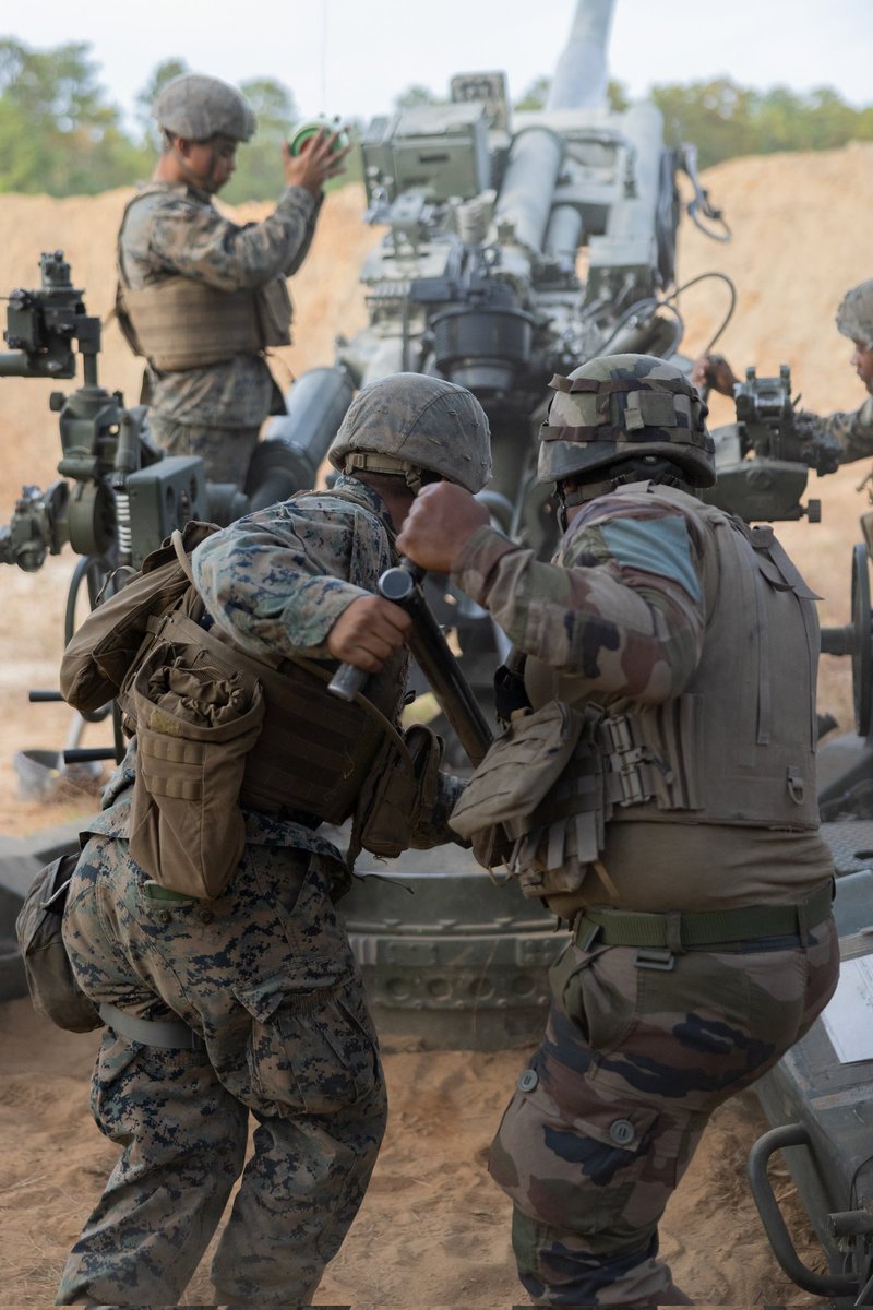 COM6BLB's tweet image. 40 militaires du #3RAMa ont été engagés pendant 15 jours aux USA, avec le 10th Marines lors de l’exercice ROLLING THUNDER.
Passant à cette occasion de leurs #CAESAR à des canons américains M777, les bigors ont perfectionné leur interopérabilité avec leurs frères d’armes 🇺🇲