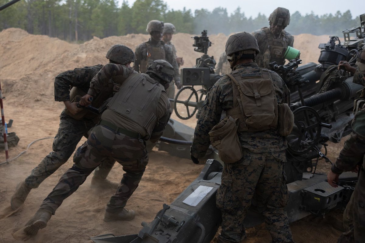 COM6BLB's tweet image. 40 militaires du #3RAMa ont été engagés pendant 15 jours aux USA, avec le 10th Marines lors de l’exercice ROLLING THUNDER.
Passant à cette occasion de leurs #CAESAR à des canons américains M777, les bigors ont perfectionné leur interopérabilité avec leurs frères d’armes 🇺🇲