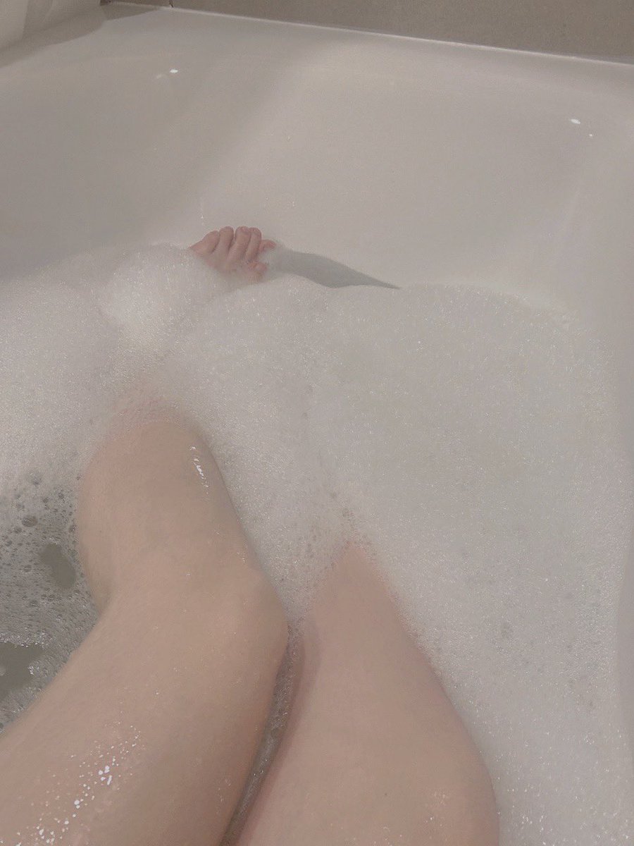 Kk090999's tweet photo. 美美的泡个澡🛁
#浴照 #腿控 #自慰 #想找炮友😍 https://t.co/9dxt8RFqVp
