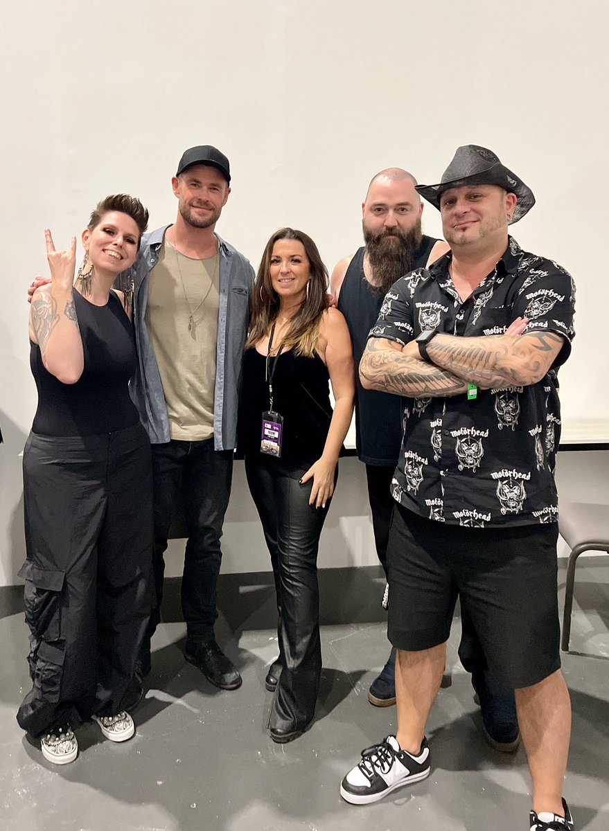 Boxtones's tweet photo. This is @chrishemsworth. To some he’s know as the man from down under or the mighty #Thor, but The @Boxtones now refer to him as our friend! Awesome meeting this legend at @PopConTweets! 😎
#LegendaryTogether #PlayTogether #PopConME #ChrisHemsworth #Dubai https://t.co/LJa2JoDL2K