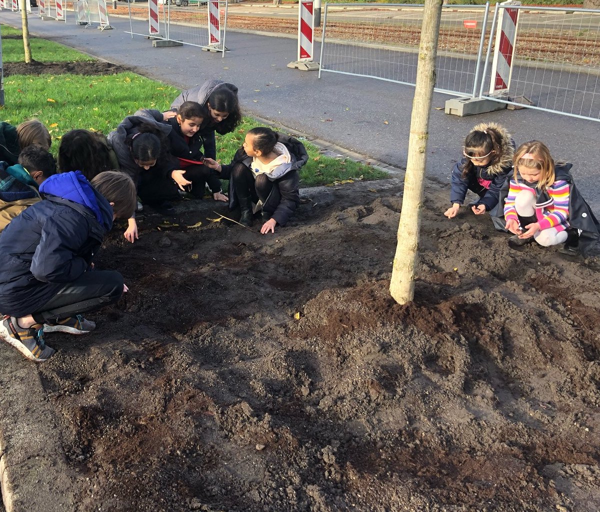 Een zonnige <a href="/Boomfeestdag/">Boomfeestdag</a> 2022 aan de Bentincklaan <a href="/rotterdam/">Gemeente Rotterdam</a>. Zo’n 60 enthousiaste kinderen van de Van Oldebarneveltschool hebben 30 bomen geplant en wormen uitgezet.

Na het afsterven van vele kastanjebomen, krijgt de laan weer allure!

<a href="/NatuurstadRdam/">Natuurstad</a> <a href="/Stadsbeheer010/">Stadsbeheer010</a>