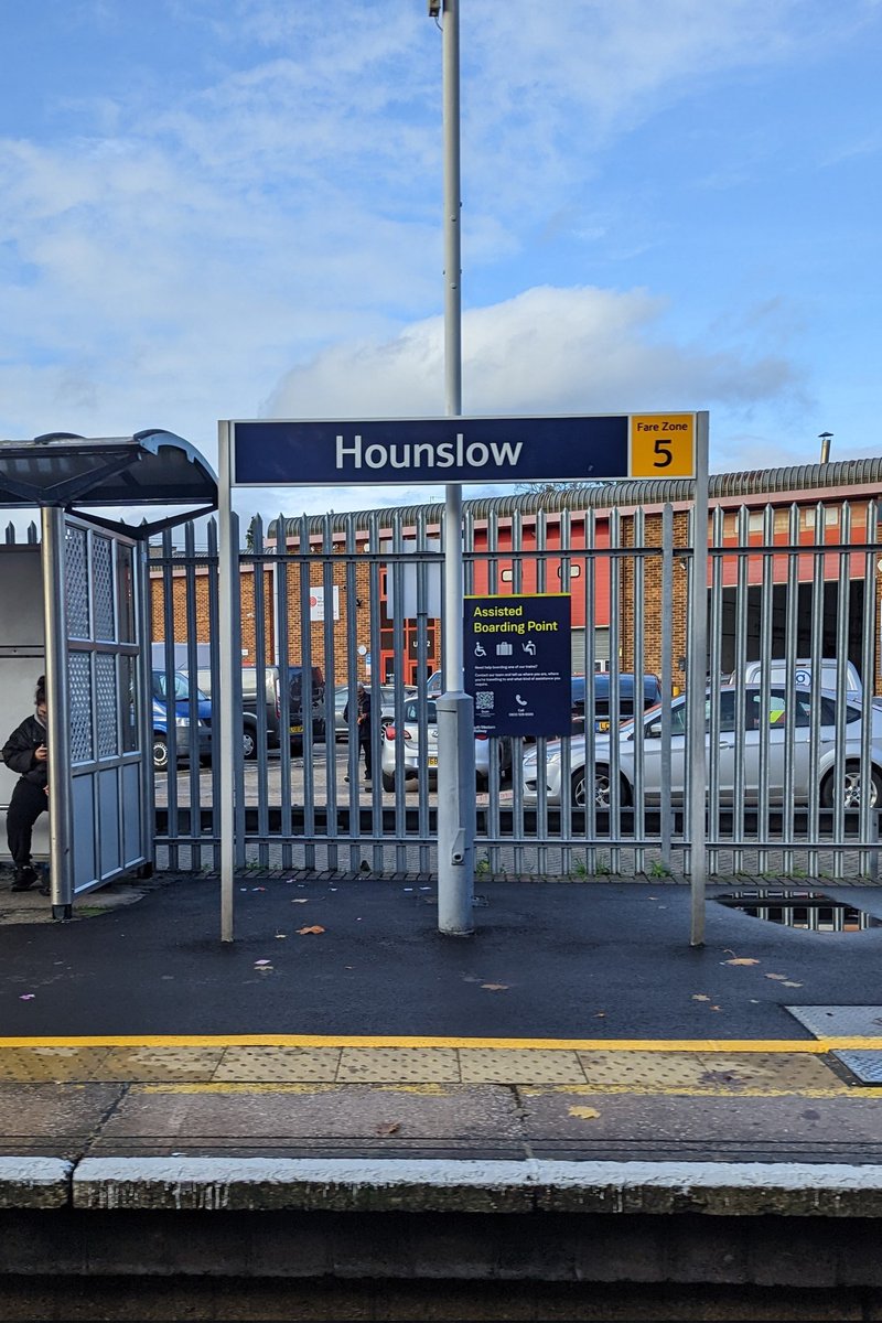 DownOnTheStour's tweet photo. Hounslow Loop ✅

After clearing Strawberry Hill we came round the Hounslow Loop on some 458 traction 💪

And as they say Hounslow means Hounslow! 😂

#DispatchersOfTwitter #Railwayphotography #trainphotography #railwaytwitter #class458 #class450 #SWR https://t.co/mPtMaq7Vuk