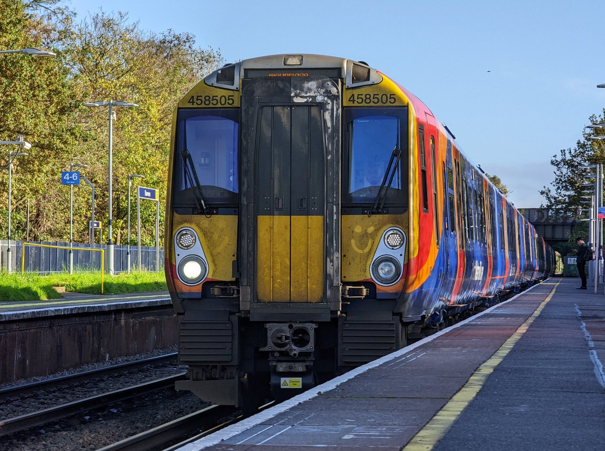 DownOnTheStour's tweet photo. Hounslow Loop ✅

After clearing Strawberry Hill we came round the Hounslow Loop on some 458 traction 💪

And as they say Hounslow means Hounslow! 😂

#DispatchersOfTwitter #Railwayphotography #trainphotography #railwaytwitter #class458 #class450 #SWR https://t.co/mPtMaq7Vuk