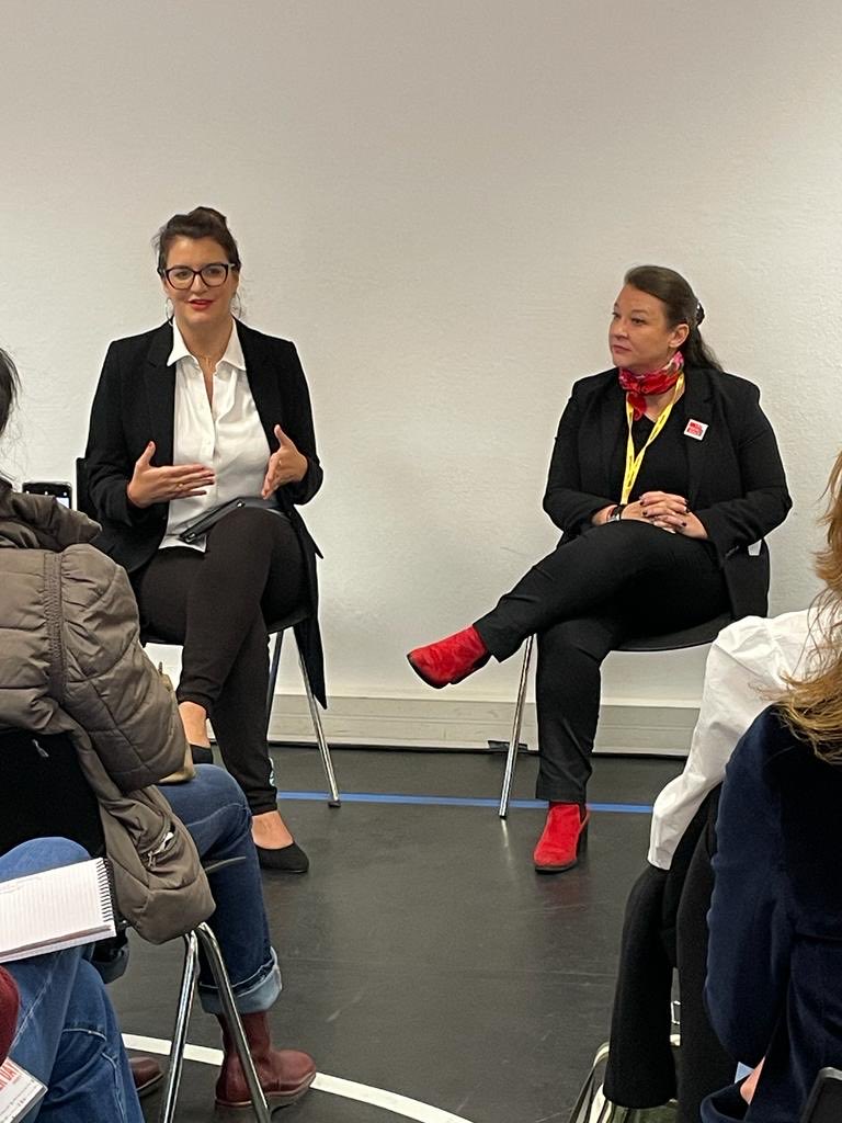 ACBENNEVAULT's tweet photo. Salle comble pour notre échange avec avec ⁦⁦⁦@MarleneSchiappa⁩ et ⁦@NadegeOnderka⁩ au #Makeherday organisé par ⁦@LesPrem1eres⁩ ! Merci Madame la Ministre pour votre soutien à l’entreprenariat féminin et merci à nos participantes, vous êtes formidables 👏👏 https://t.co/jN4DePEV5H