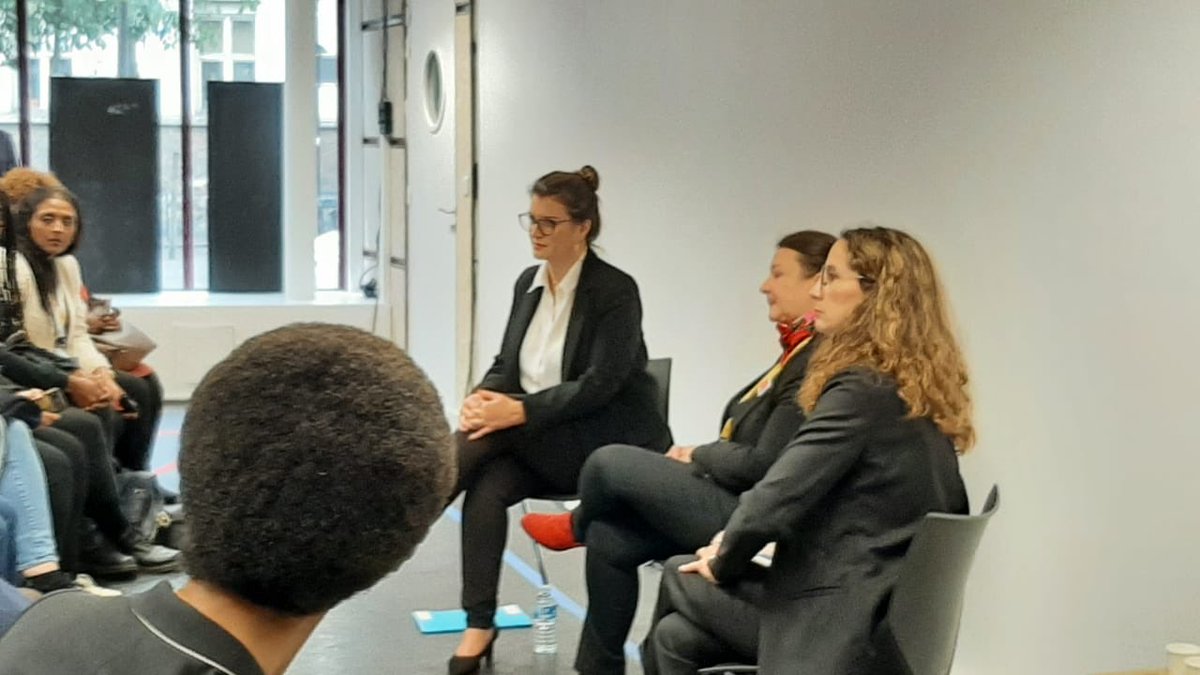 Salle comble pour notre échange avec avec ⁦⁦⁦<a href="/MarleneSchiappa/">🇫🇷 MarleneSchiappa</a>⁩ et ⁦<a href="/NadegeOnderka/">Nadege Onderka</a>⁩ au #Makeherday organisé par ⁦<a href="/LesPrem1eres/">LesPremières</a>⁩ ! Merci Madame la Ministre pour votre soutien à l’entreprenariat féminin et merci à nos participantes, vous êtes formidables 👏👏