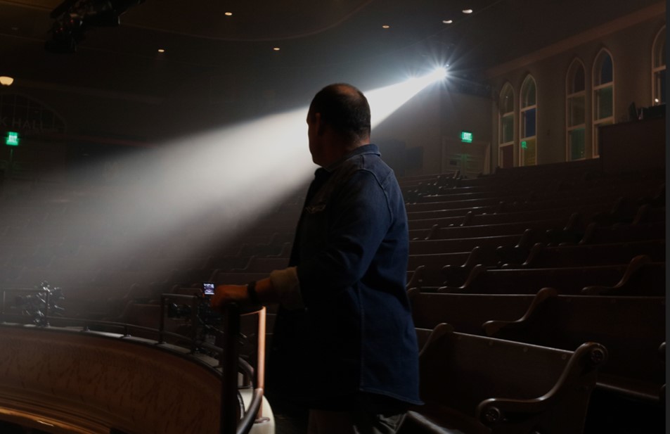 WalterKinzie's tweet photo. I never take for granted being able to visit iconic venues across the world and call it work. I got a chance to witness an incredible celebration of Rock N’ Roll at @theryman. What a night! 🤘🏼🇺🇸 https://t.co/3tAU3ibTxm