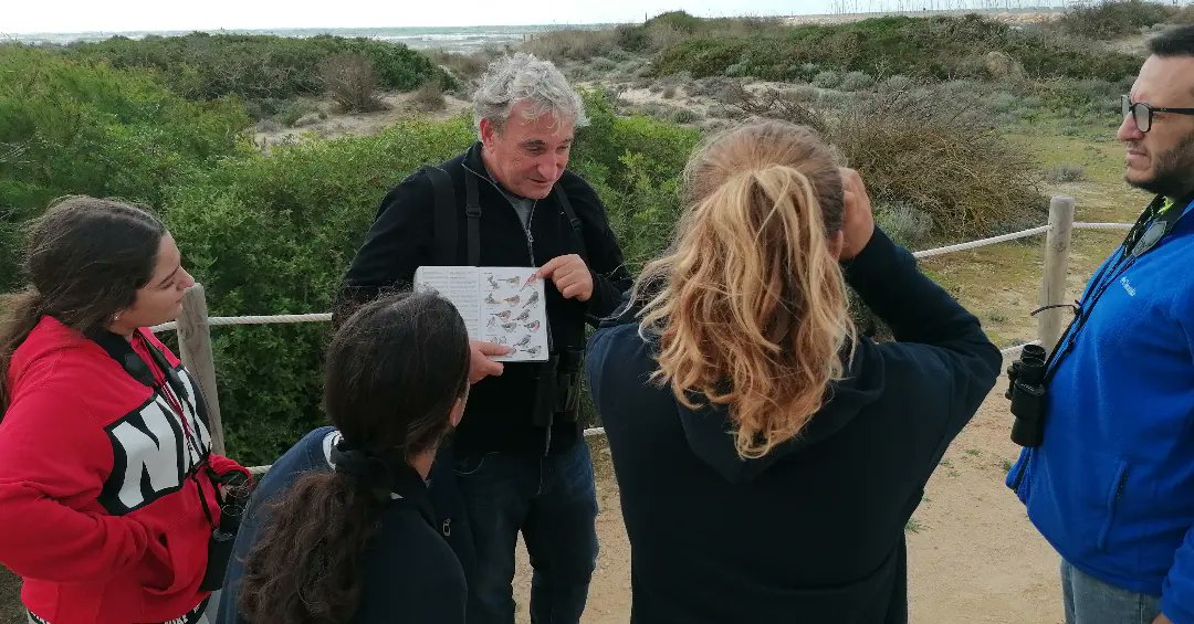 es_cda's tweet photo. S'Arenal de Sa Ràpita,  amb el projecte de servei a la comunitat. L'alumnat de 1rESO @iesdh ha realitzat una tasca excel.lent. #parcnaturalestrencsalobrar @ibanat_IB
Hem retornat posidònia a la 1a línia de mar, previ eliminació dels residus, revegetant, observat les aus. https://t.co/xc8xn4Be3l
