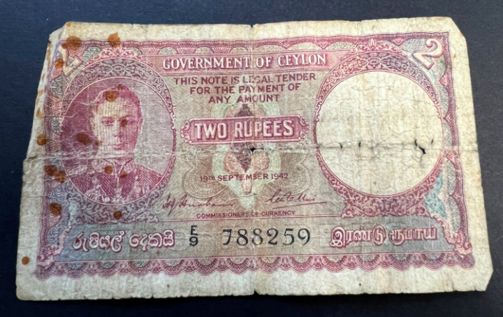 CavalierCoins's tweet image. Going live on our Action Thursday 17/11/22 ! do not miss it. VERY RARE 1942 Government of Ceylon 2 Rupee note Geroge VI #veryrarebanknotes #collectablenotes #governmentofceylon #tworupeenotes #rupees #ceylon #numistmaticspapermoney