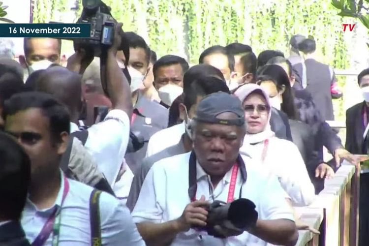 JhonSitorus_18's tweet photo. Bukan pak Bas namanya jika tdk berani tampil BEDA dan NYENTRIK

Pak Bas jadi fotografer DADAKAN di acara G20

Benar-benar menteri pekerjaan umum, apapun yang bisa dikerjain pasti dikerjain

Yang penting urusan infrastruktur BERES semua https://t.co/OzvCtKGi8L