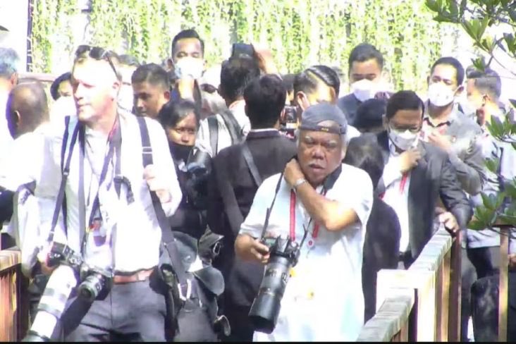 JhonSitorus_18's tweet photo. Bukan pak Bas namanya jika tdk berani tampil BEDA dan NYENTRIK

Pak Bas jadi fotografer DADAKAN di acara G20

Benar-benar menteri pekerjaan umum, apapun yang bisa dikerjain pasti dikerjain

Yang penting urusan infrastruktur BERES semua https://t.co/OzvCtKGi8L