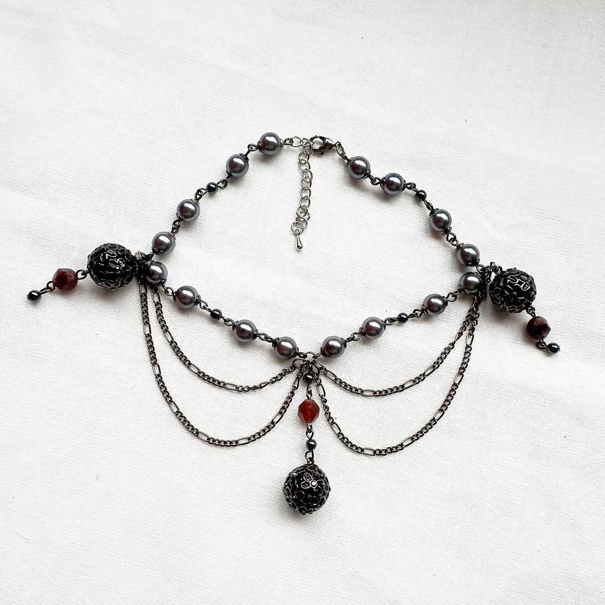 Чокер Dark academy au

Восхитительно готические вайбы мистического замка и страшной тайны в его катакомбах 

Материалы: металл, пластик, турмалин, фурнитура из бижутерного сплава