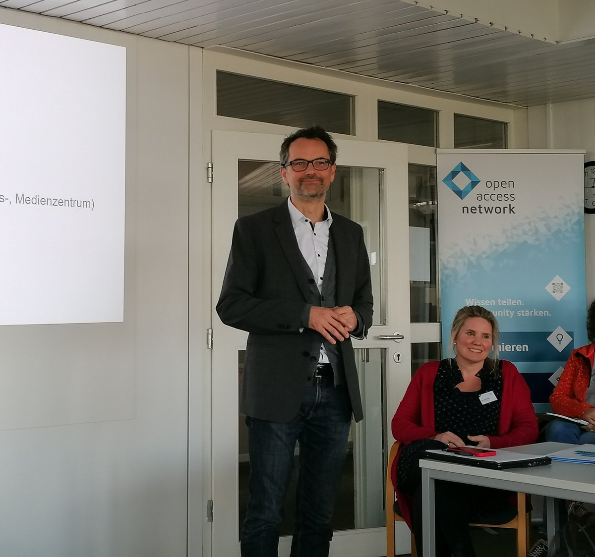 openaccessnet's tweet photo. Die Direktion des KIM der @UniKonstanz begrüßt die Teilnehmenden der #OAStaffWeek. Oliver Kohl-Frey und Anja Oberländer sprechen über die spannenden Entwicklungen im Haus und in den Bereichen #OpenAccess und #OpenScience https://t.co/Ya02beCWhi